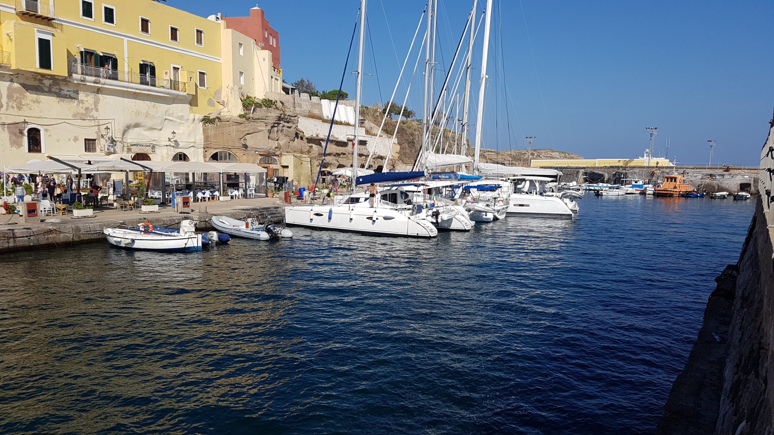 Her ser du pladsforeholdene i havnen 